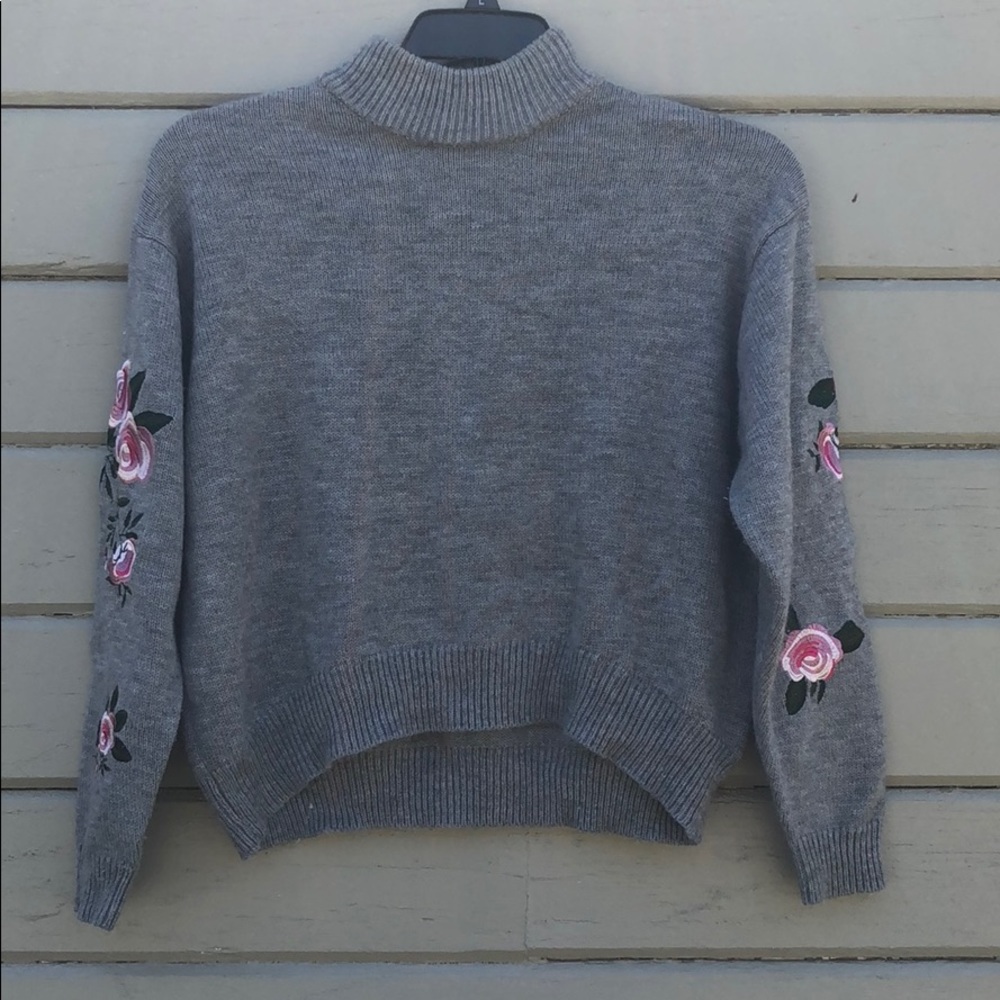 💕 Buy 1 Get 1 Half off 💕Gray Floral Sweater 💕